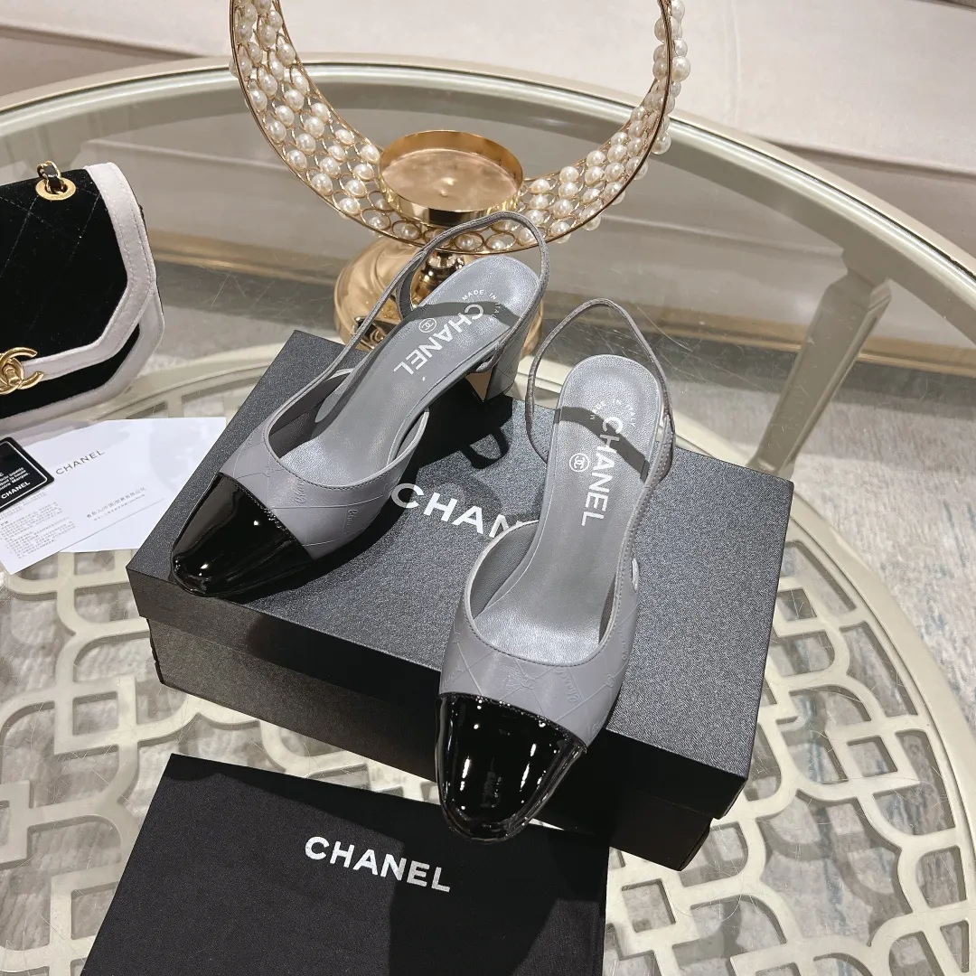 👟👟Ex-factory price 540👟👟 CHANEL Xiangjia 24vs spring and summer new fashion sandals series... Chanel is a very comprehensive noble fashion lifestyle brand. The same models are sold by major fashion bloggers and celebrities in Hong Kong, the United States, and other countries. They are simply beautiful. I fall in love with elegance and the playful sense of the future. I want to own them right away just by looking at them. But you can really think about a pair of exquisite high heels. This series is specially designed for extraordinary and indifferent ladies to create a unique overall effect. CHANEL designs products that inspire women to move forward and highlight their charm... 1️⃣Material: Original customized patent leather + imported sheepskin 2️⃣Inner lining: Original customized imported sheepskin 3️⃣Feet: Original customized imported sheepskin 4️⃣Outsole: Genuine leather sole imported from Italy 5️⃣Heel height: 2.5cm/6.5cm/9cm 6️⃣Number: 34-43 (34.40.41.42.43 customization is not returnable) 7️⃣Packaging: The latest and exquisite full set of packaging at the counter